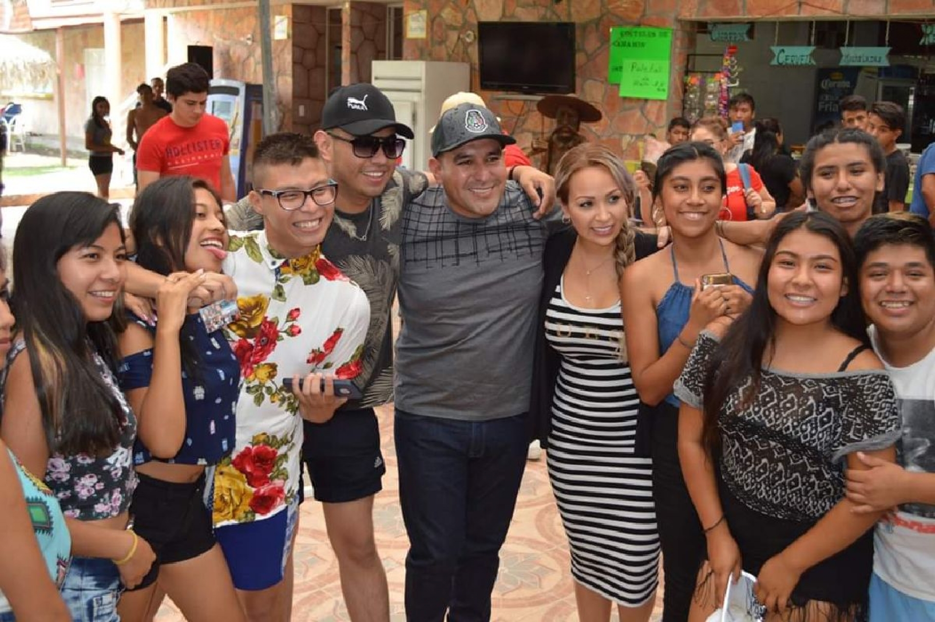 Con taquiza y música, gobierno de Yautepec festeja el Día del Estudiante