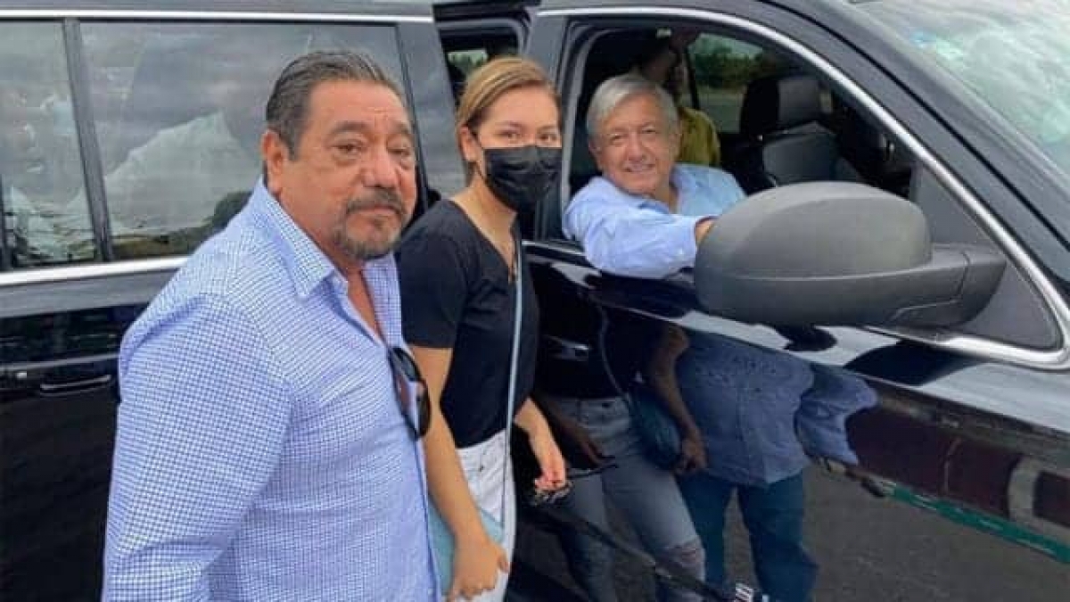 Félix Salgado Macedonio saluda a AMLO en gira por Guerrero