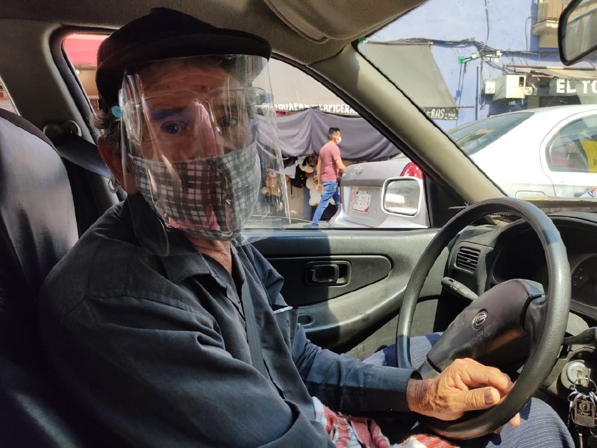 Lo infraccionaron porque su taxi llevaba una luz fundida