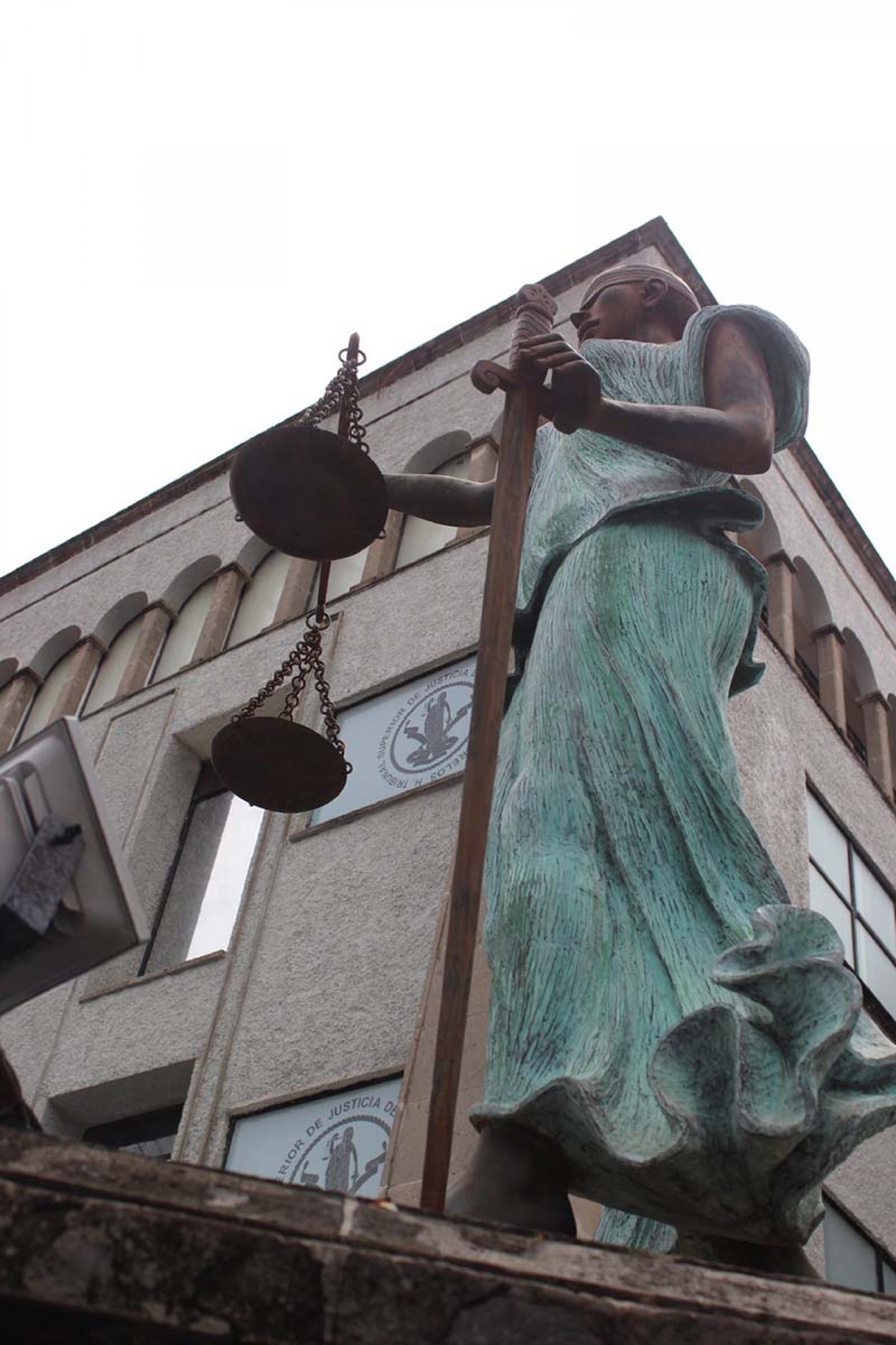 Niega justicia federal suspensión a juez cesado