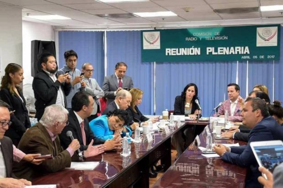 ¿Dormita Carmen Salinas en plena sesión de trabajo?