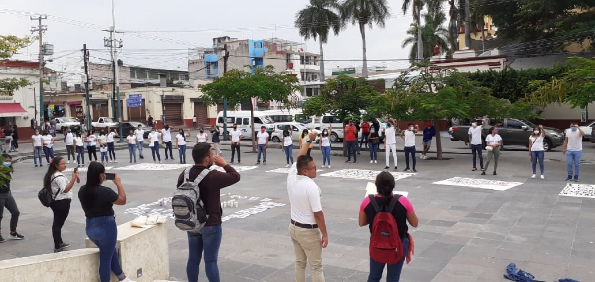 Marchan normalistas por desaparecidos de Ayotzinapa