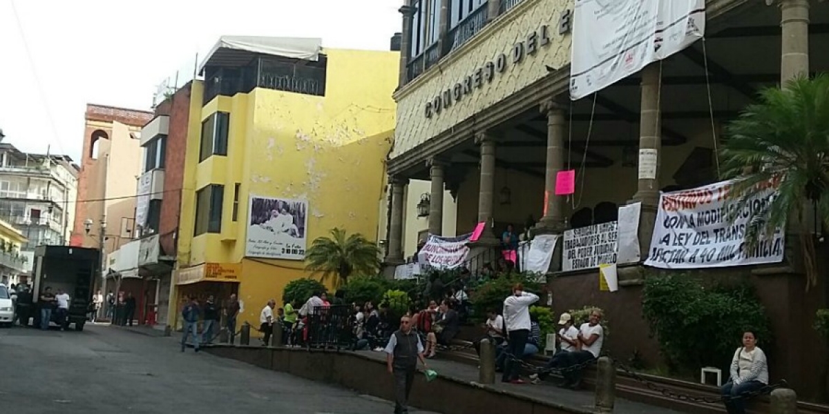 Manifestantes se plantan frente al Congreso local