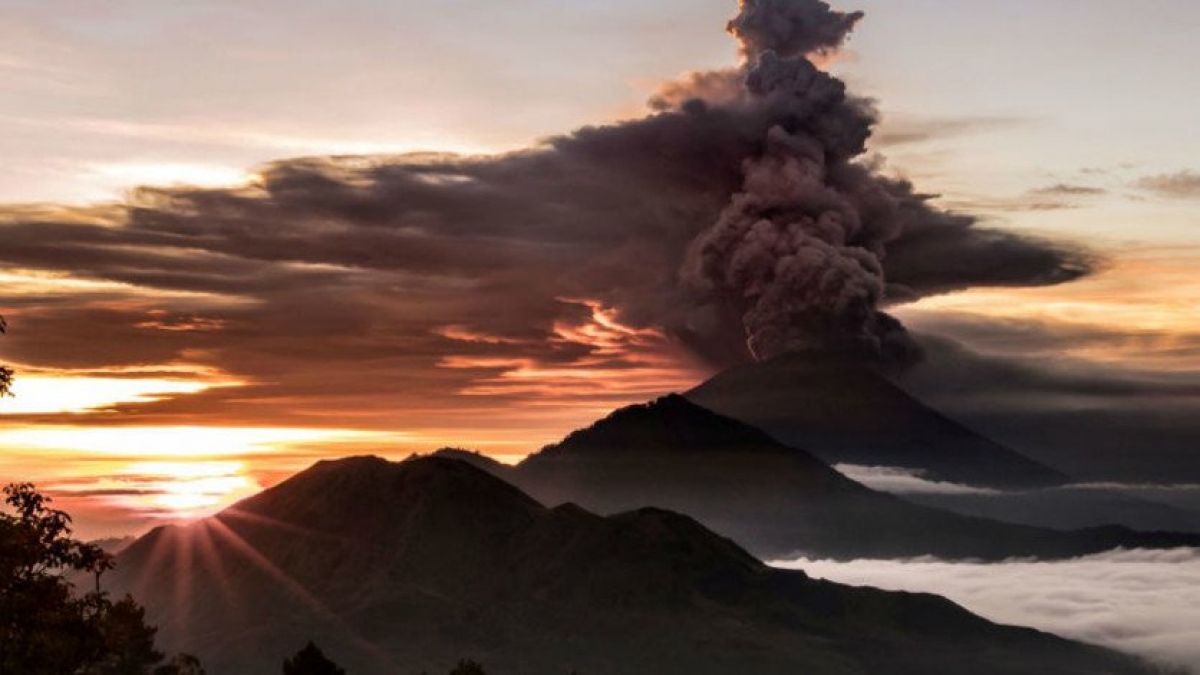 Volcán Agung en Indonesia hace erupción dejando la isla de Bali en estado de emergencia