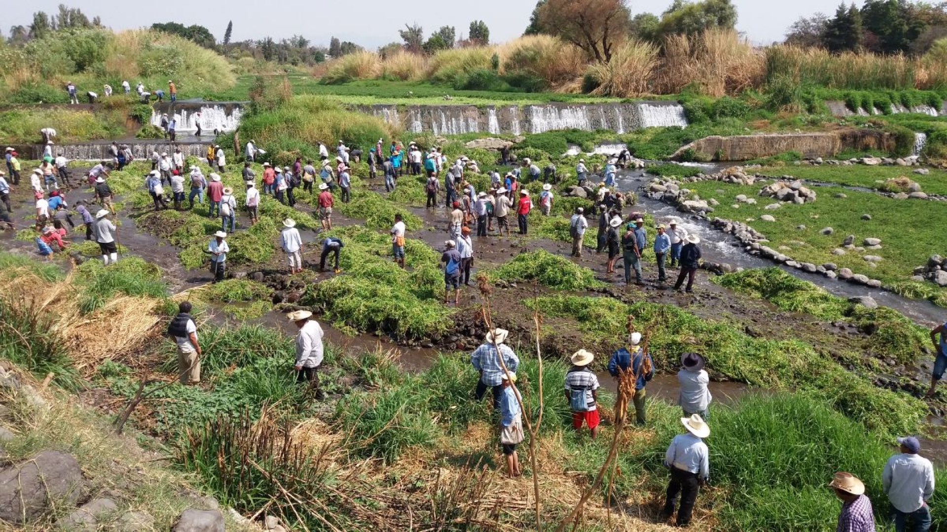 Sin violencia, campesinos echan a invasores del río Cuautla