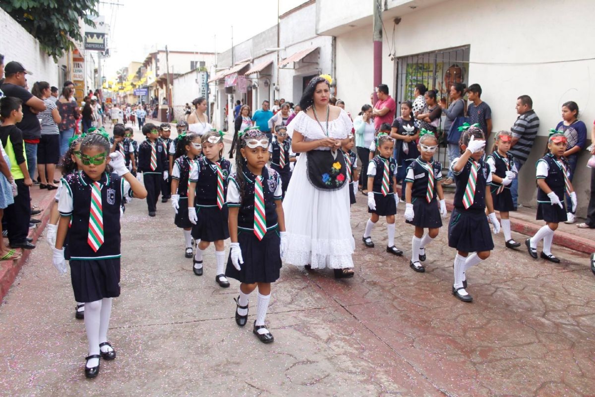 Desfilan escuelas de Yecapixtla en conmemoración de los Niños Héroes