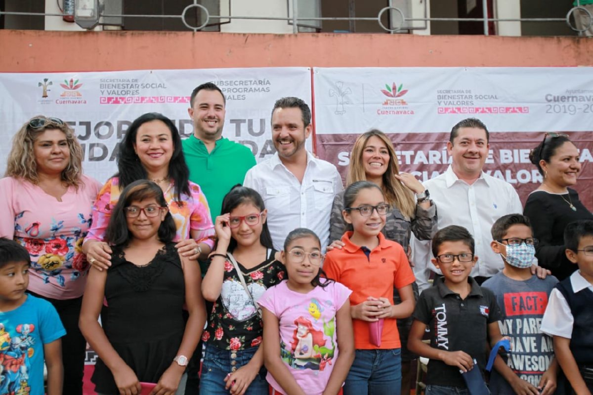 Entrega Antonio Villalobos prótesis y lentes a personas de escasos recursos