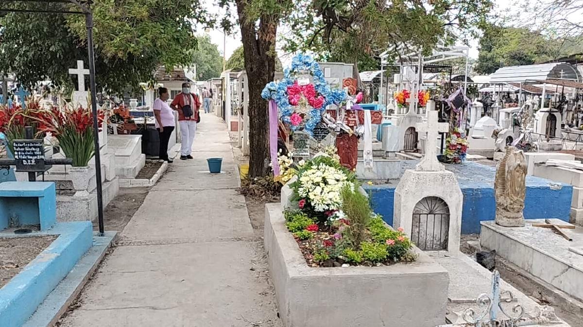 Baja, la afluencia de personas a panteones de Cuautla