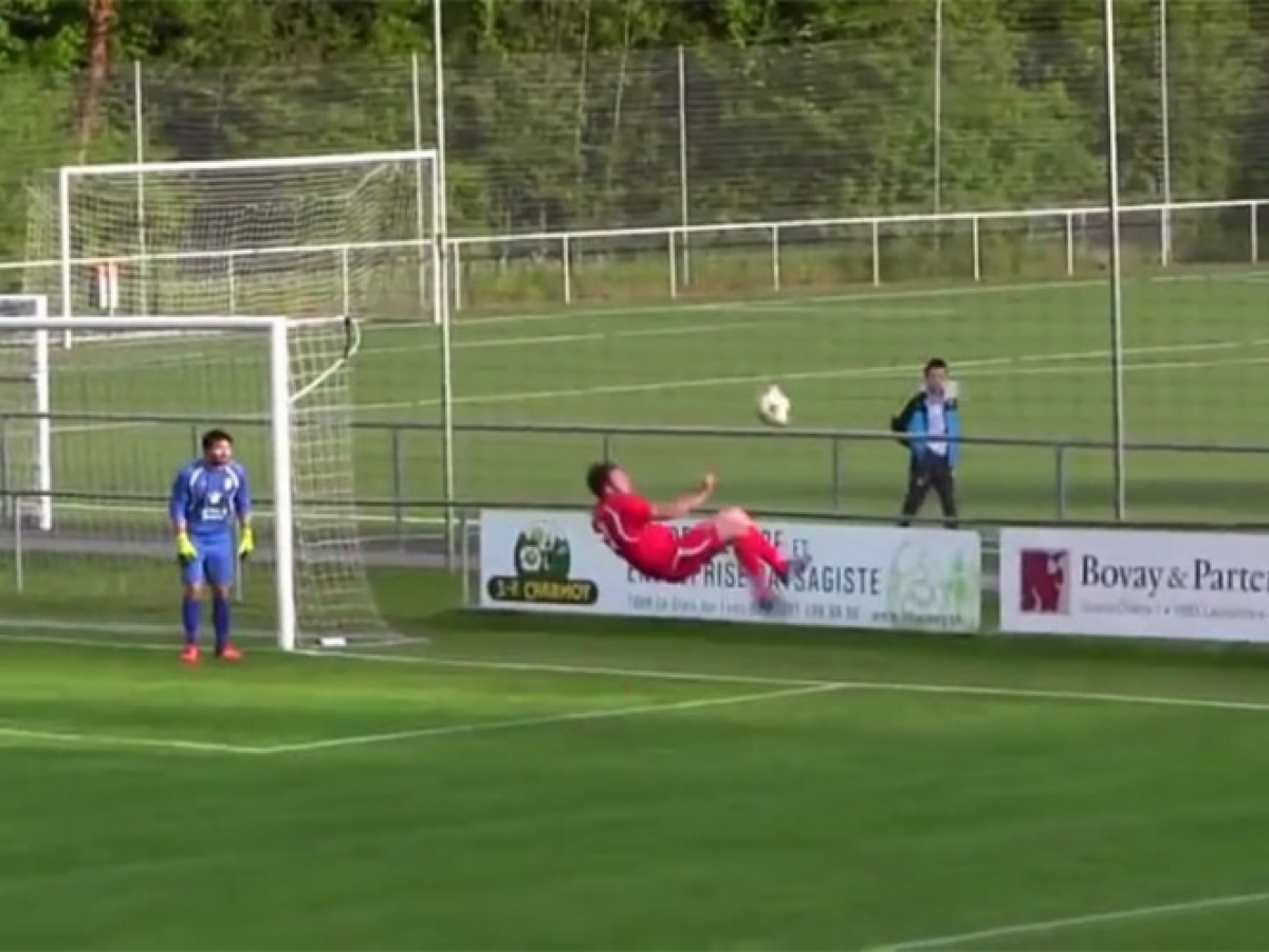 Se luce con un autogol para la historia