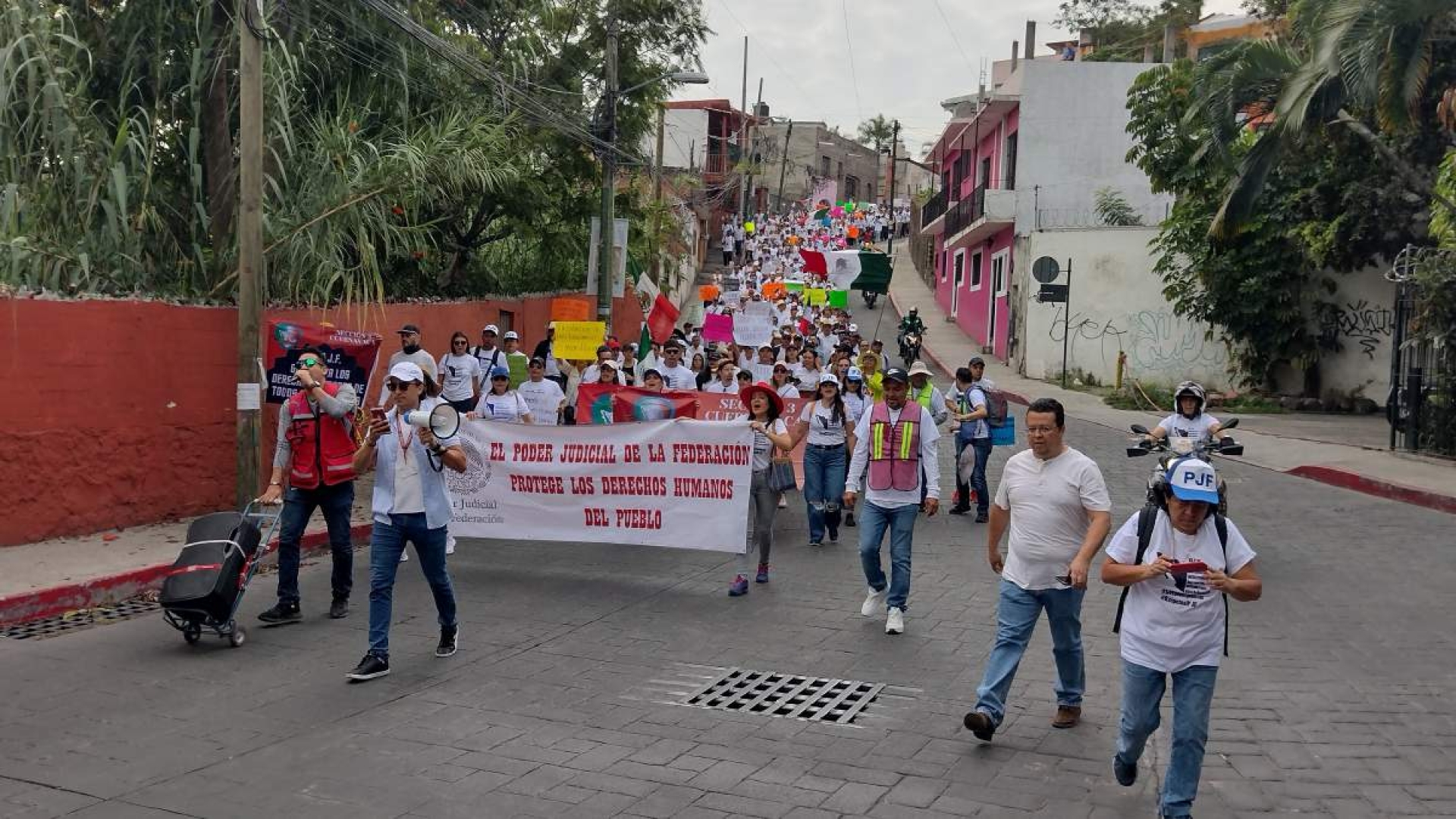 Marchan trabajadores del PJF