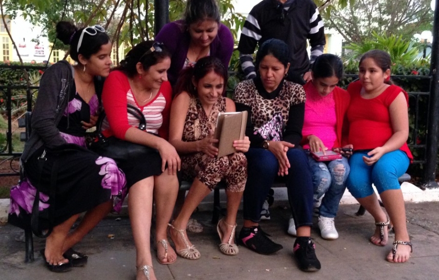 Una hora de internet cuesta 50 pesos y solo hay 84 sitios con wifi: así se conectan en Cuba