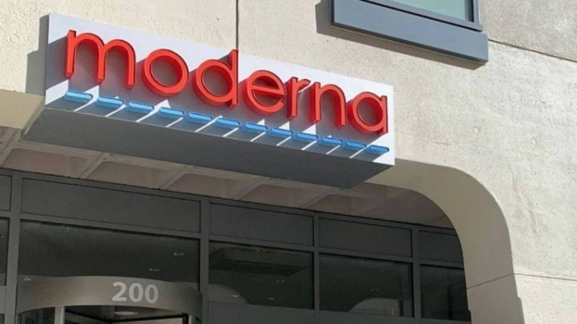Empleado destruye más de 500 dosis de la vacuna Moderna contra el COVID-19