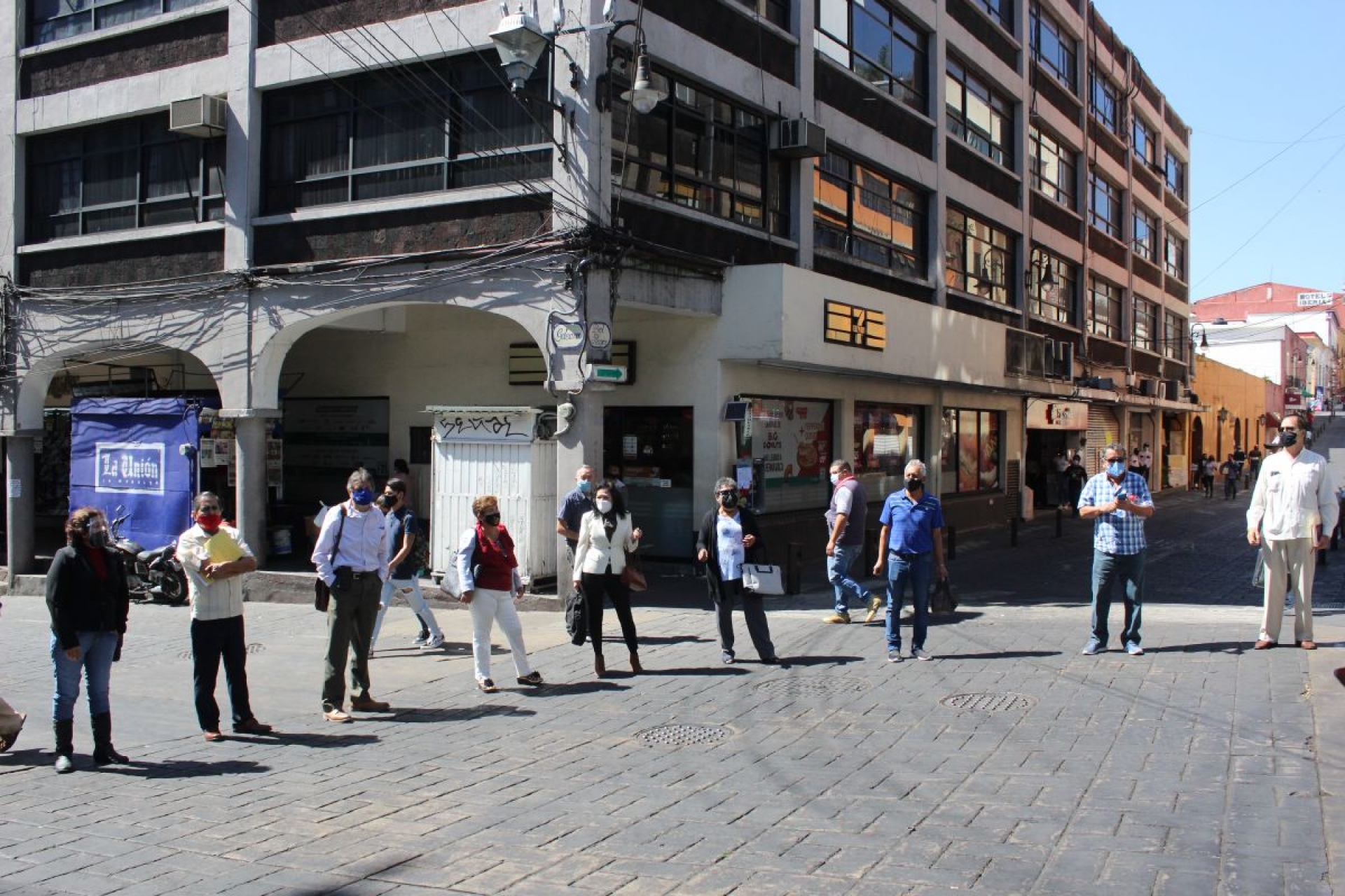 Docentes jubilados exigen pago de prima de antigüedad