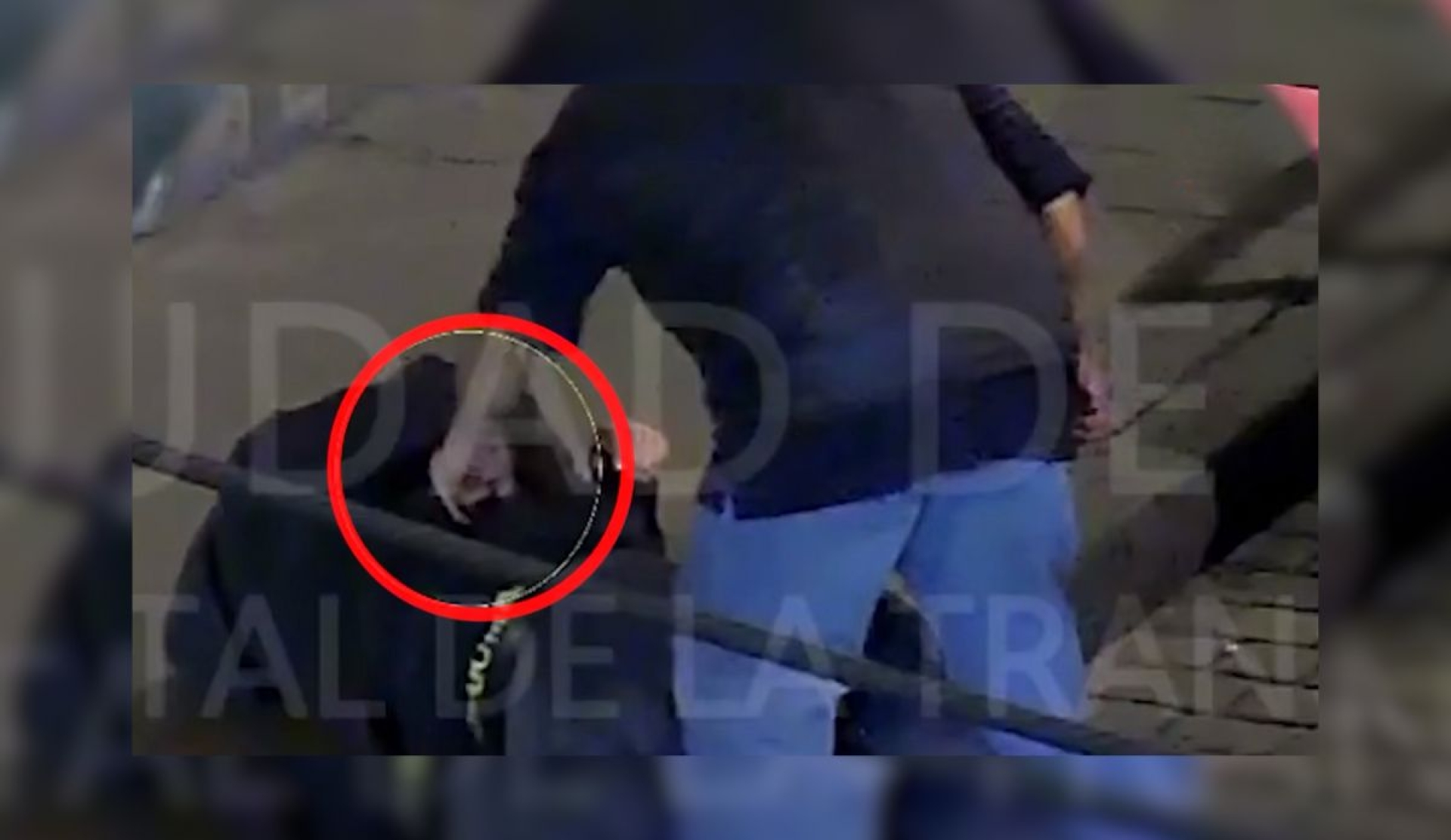 Taxista simula ayudar a joven ebrio y termina robándole celular
