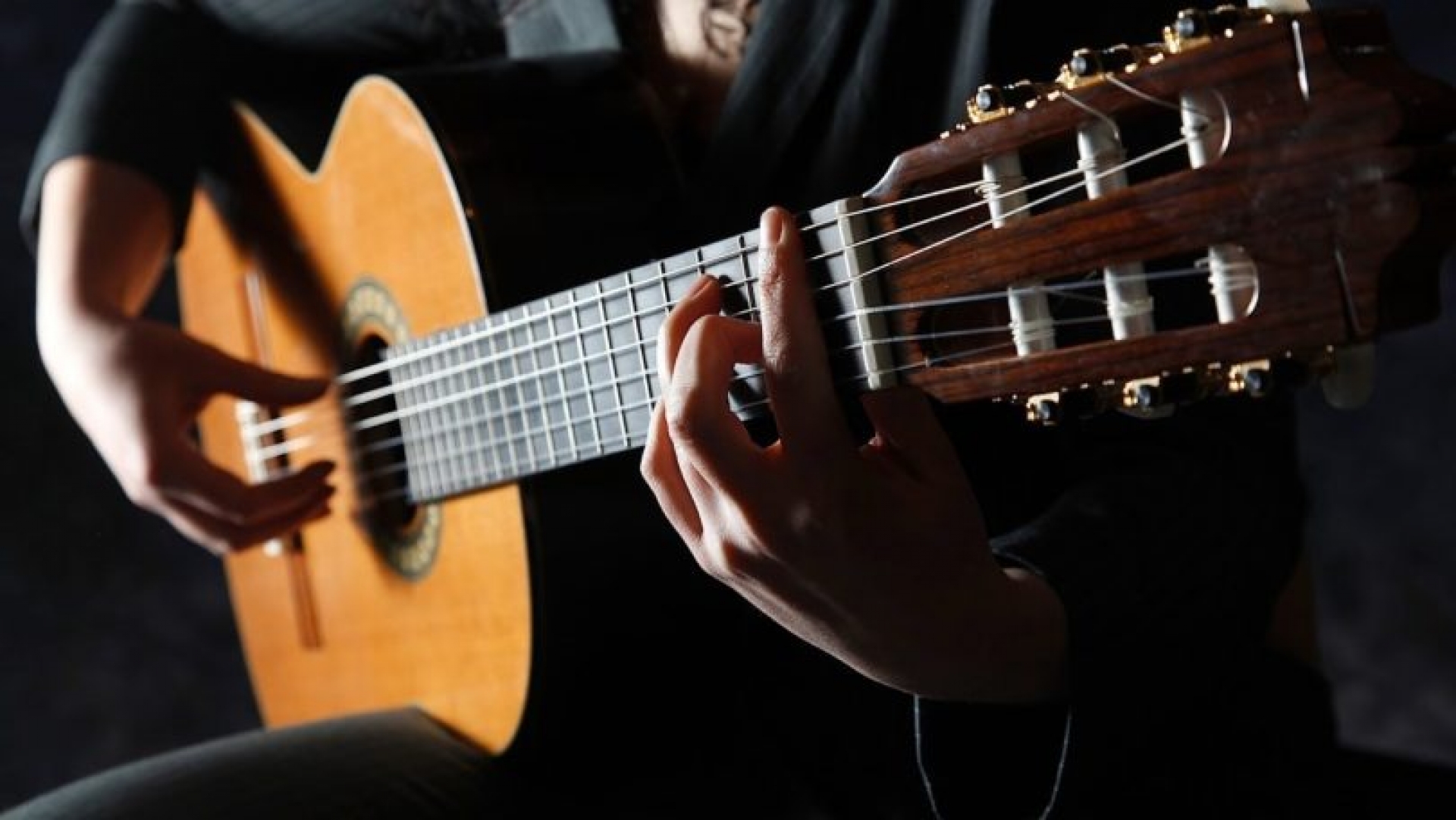 Anhelan músicos originarios alegrar con melodías multilingües