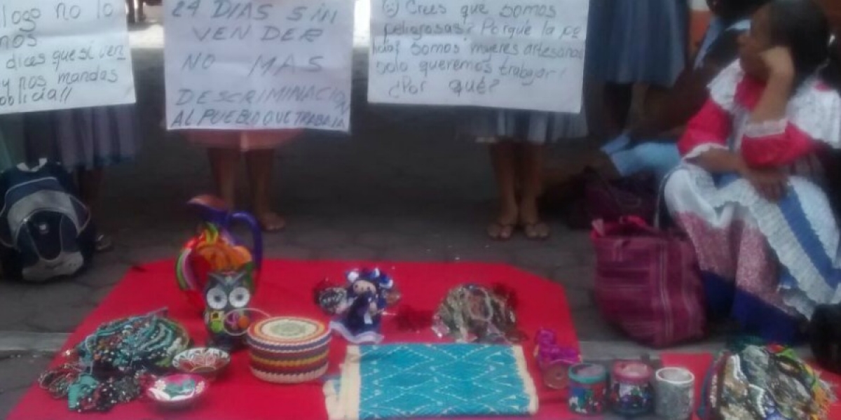 Mujeres artesanas se instalan en la entrada y salida del Ayuntamiento capitalino