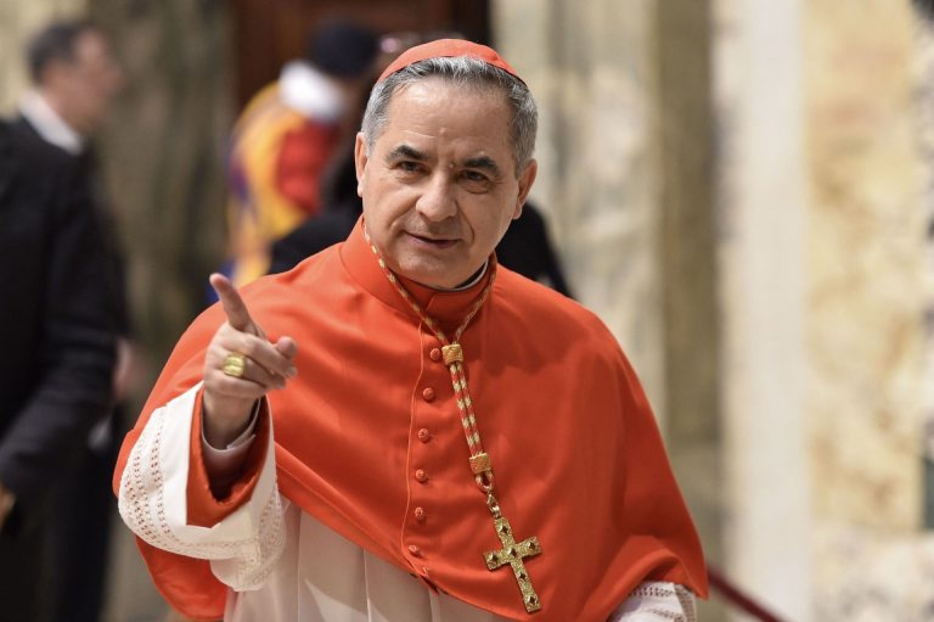 Cardenal  Angelo Becciu asegura que puede participar en el cónclave