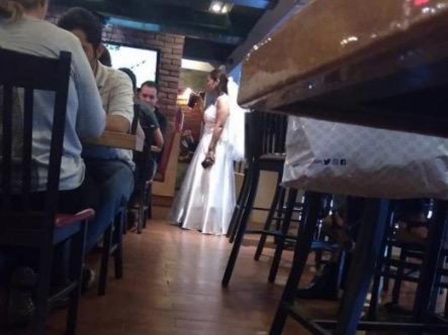 VIDEO: Plantan a novia... ¡y se va a las alitas!