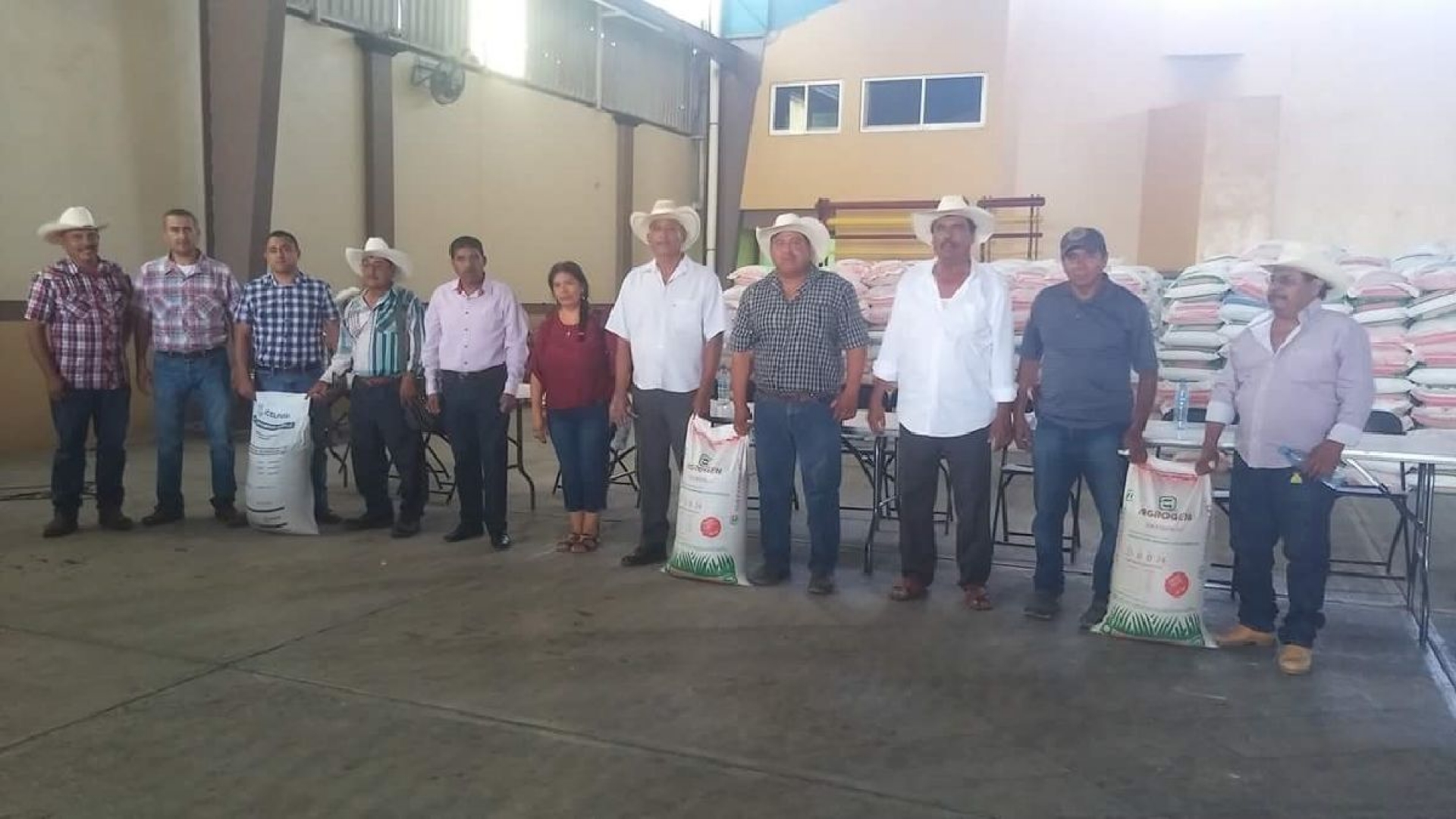 Entrega Édgar Muñoz fertilizantes a ejidatarios