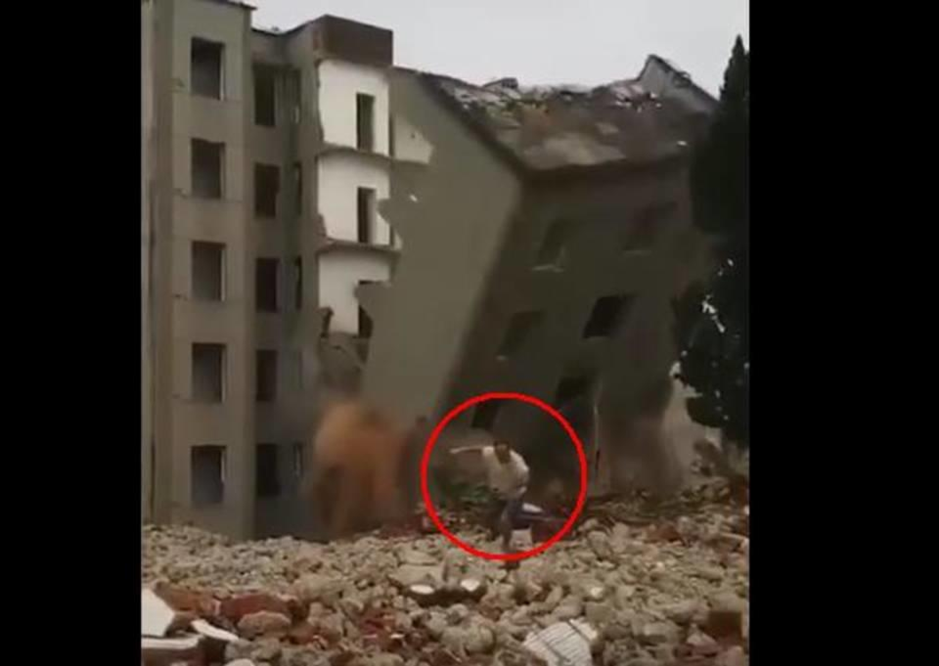 VIRAL: Se salva de ser aplastado por un edificio
