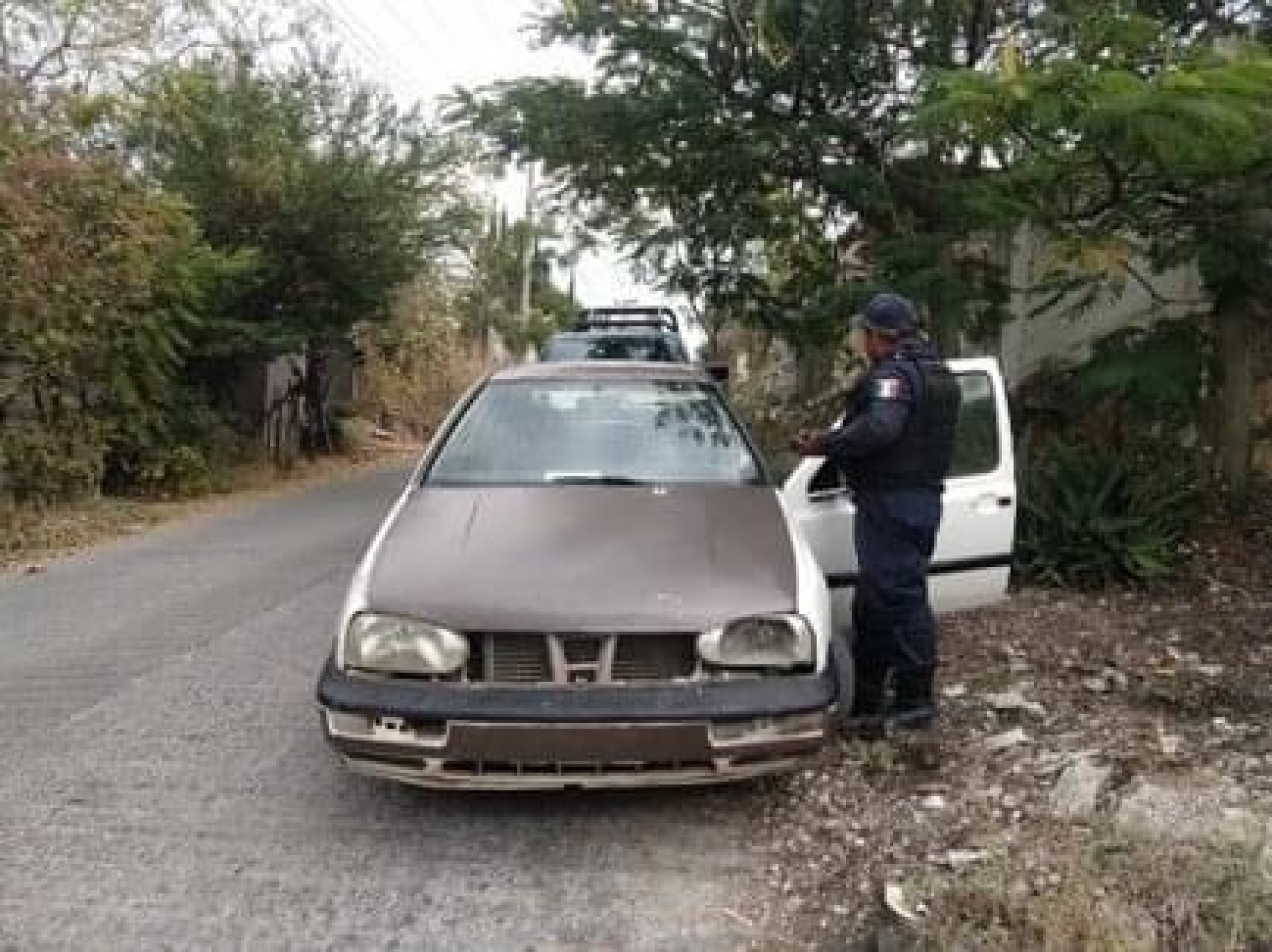 Abandonan dos vehículos en Zapata y Yautepec