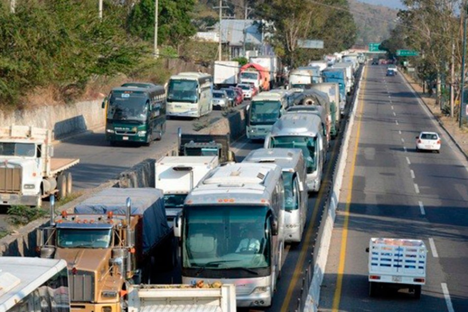 Manifestantes bloquean la Autopista del Sol en ambos sentidos
