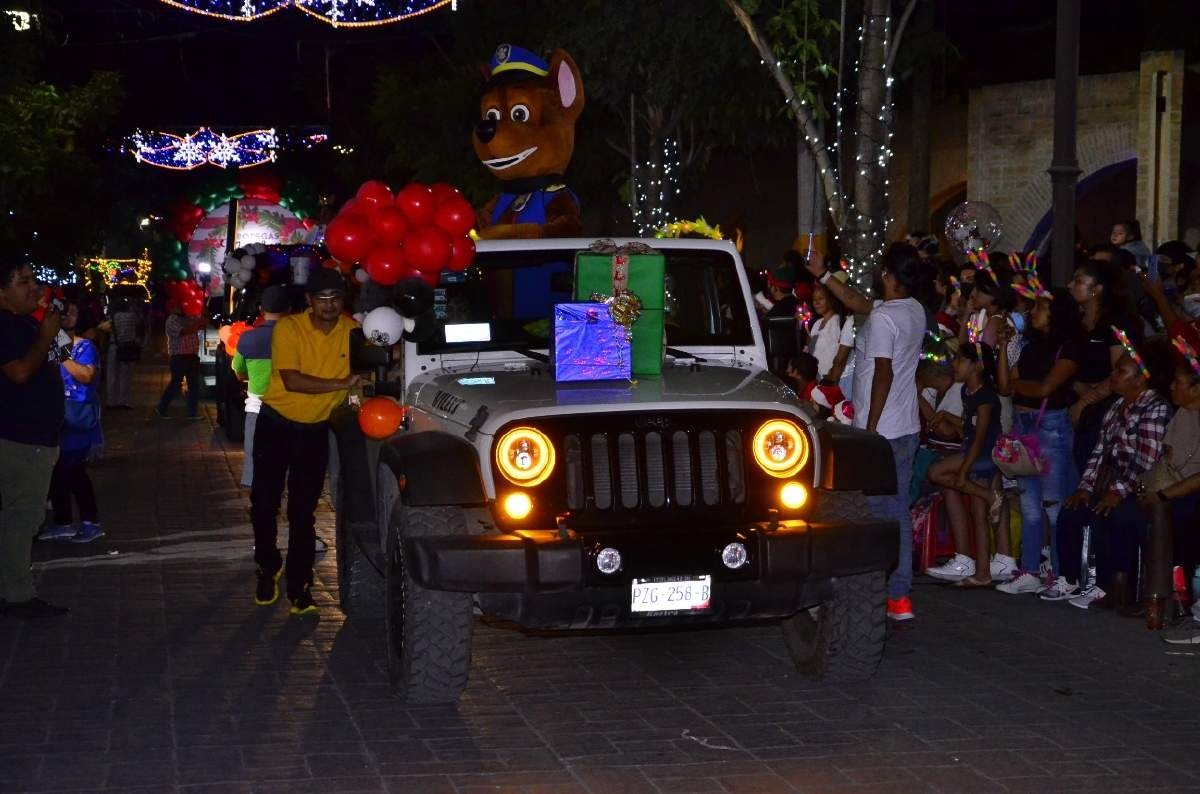 Caravana navideña convocó a 30 mil personas