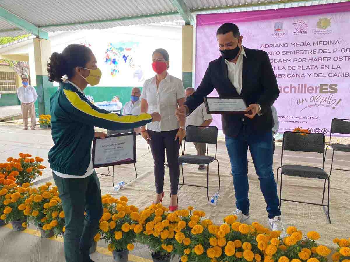 Reconocen a estudiante del Cobaem 8 que obtuvo medalla de plata