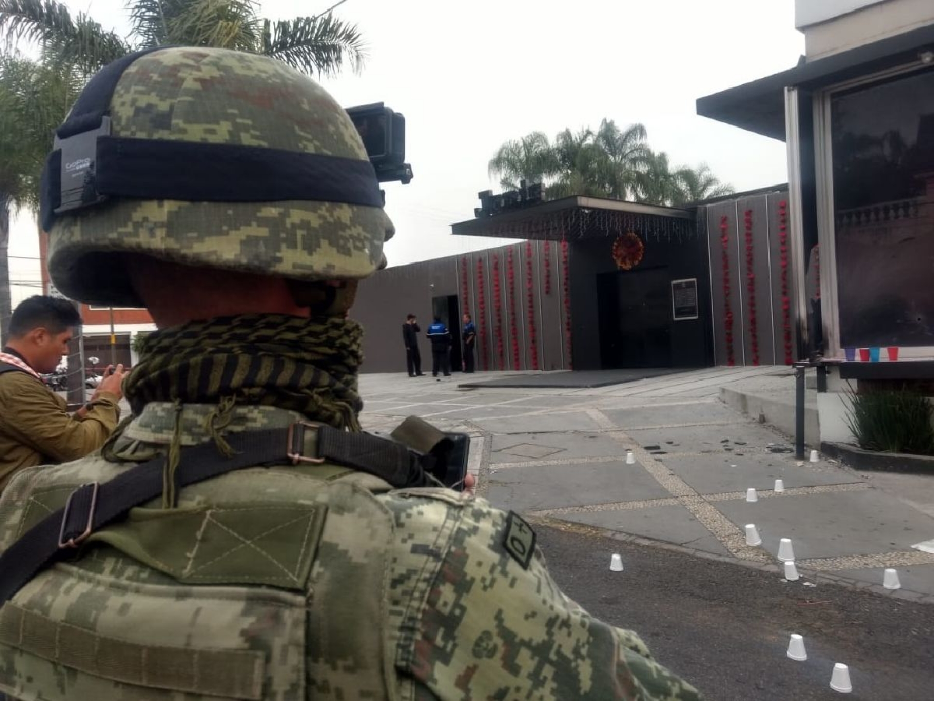 Disparan contra fachada de bar y le prenden fuego