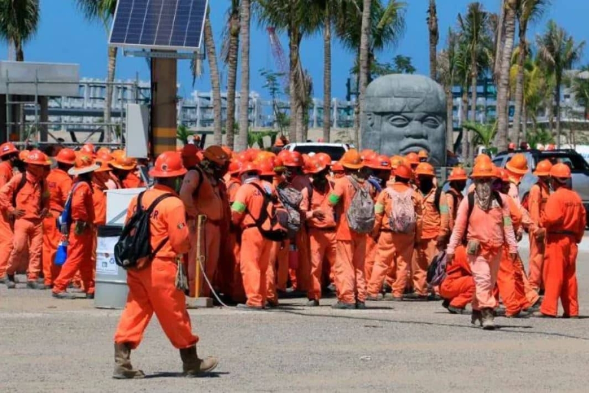 Trabajadores realizan paro de labores en refinería de Dos Bocas