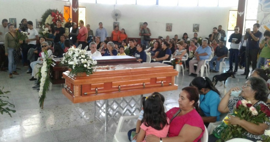 Velan a los dos hombres que murieron en el socavón del paso exprés