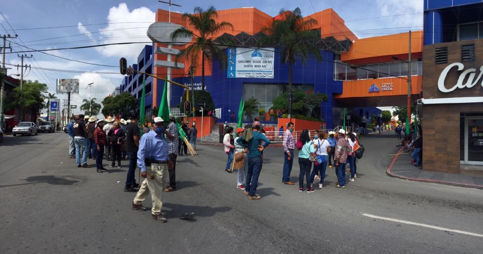 Campesinos bloquean la avenida Plan de Ayala