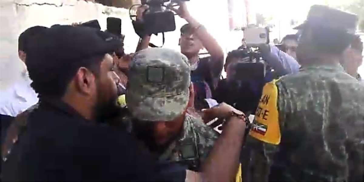 Se reúne Marco Gil con soldado que rescató los cuerpos de su esposa e hija, en Jojutla