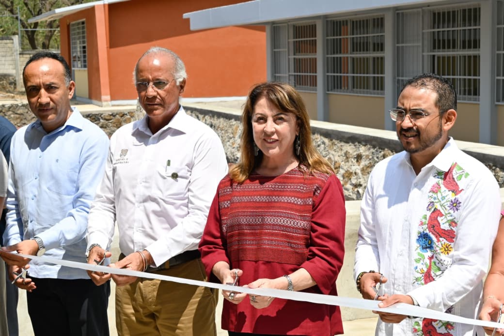 Cumple Margarita González Saravia compromiso con la educación en Tepoztlán