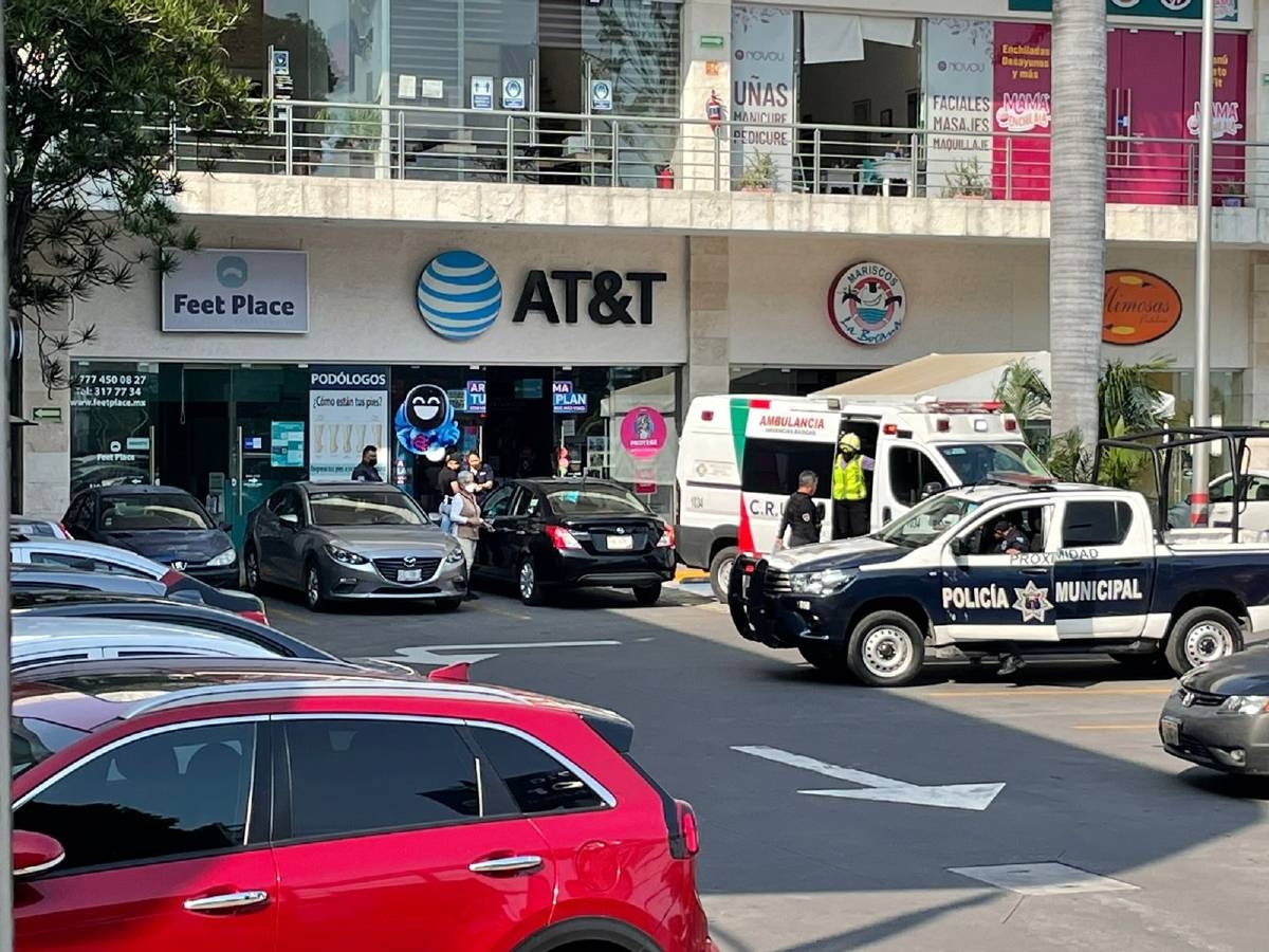 Asaltan negocio en una plaza comercial