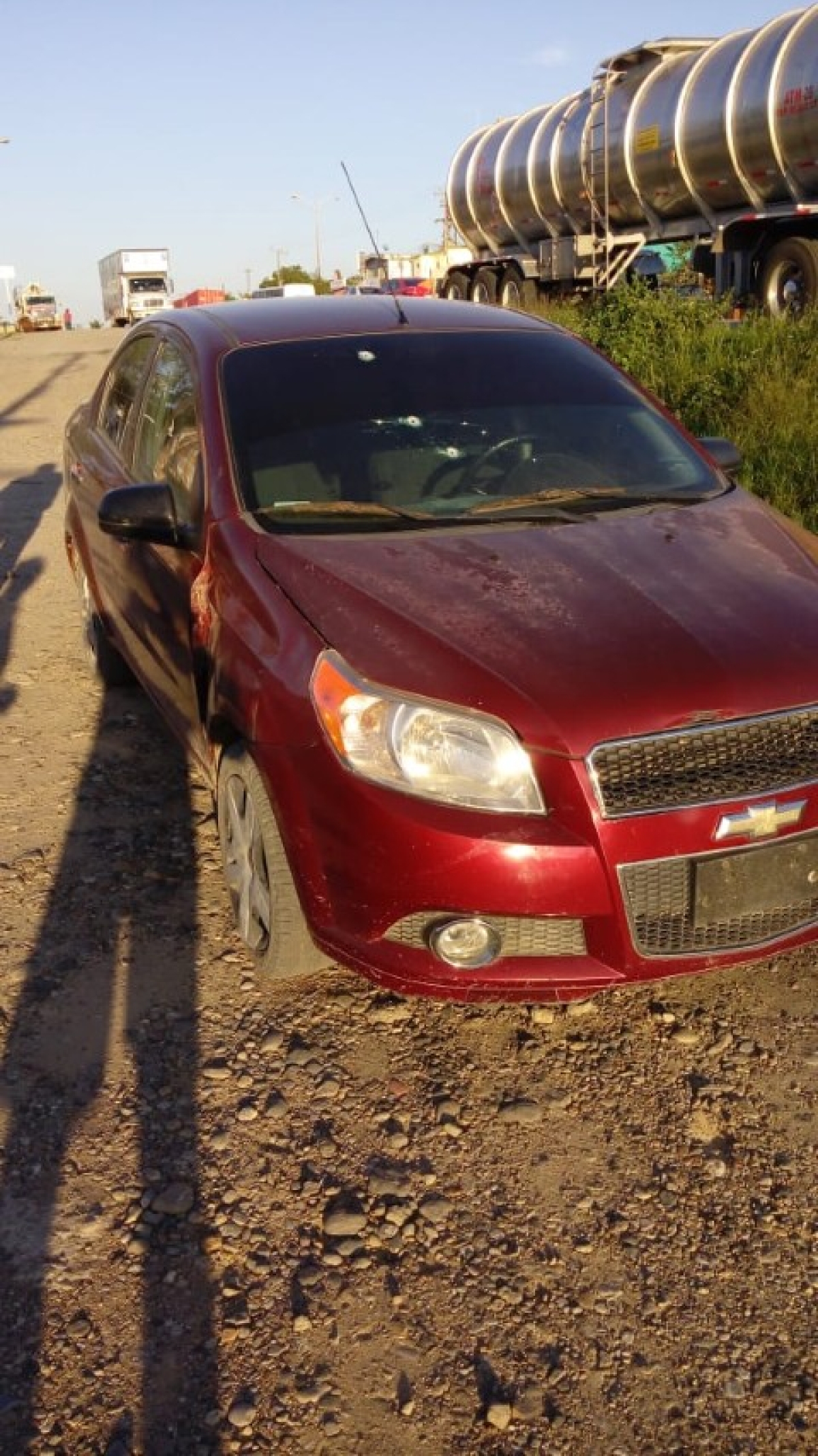 Abandonan un auto en Puente de Ixtla