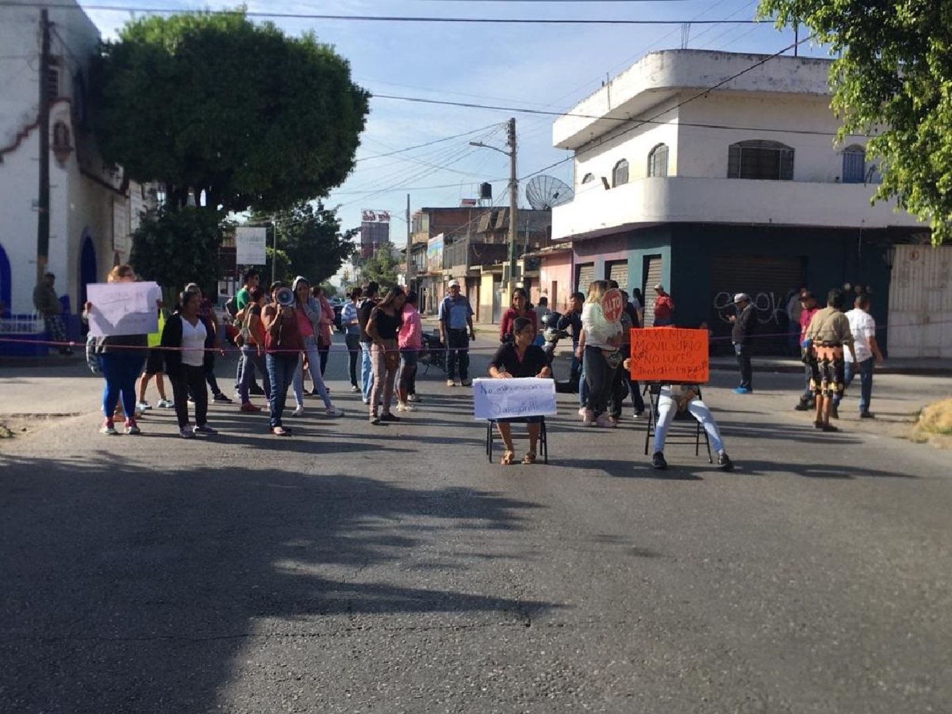 Con bloqueo, padres de familia exigen mobiliario para primaria de Cuautla