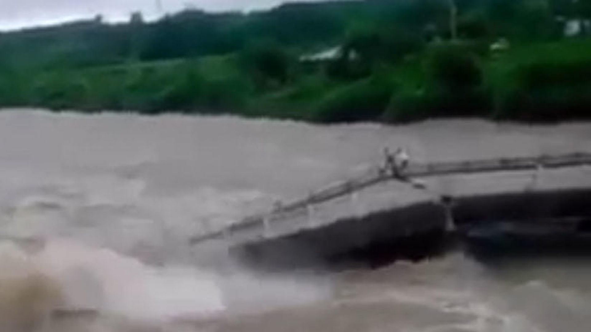 VIDEO: El impresionante derrumbe de un puente en Cuba