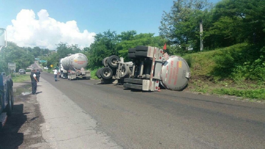 Vuelca remolque de un tráiler-cisterna en Amacuzac
