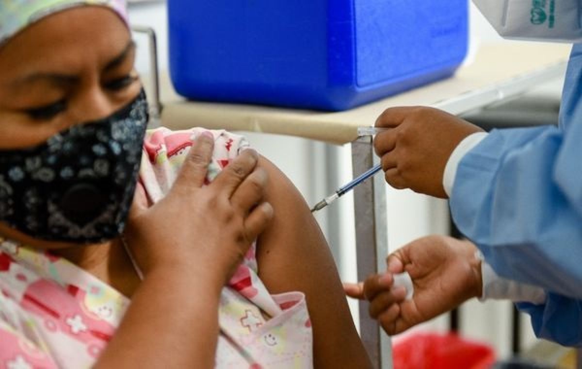 Continúa vacunación de adultos mayores
