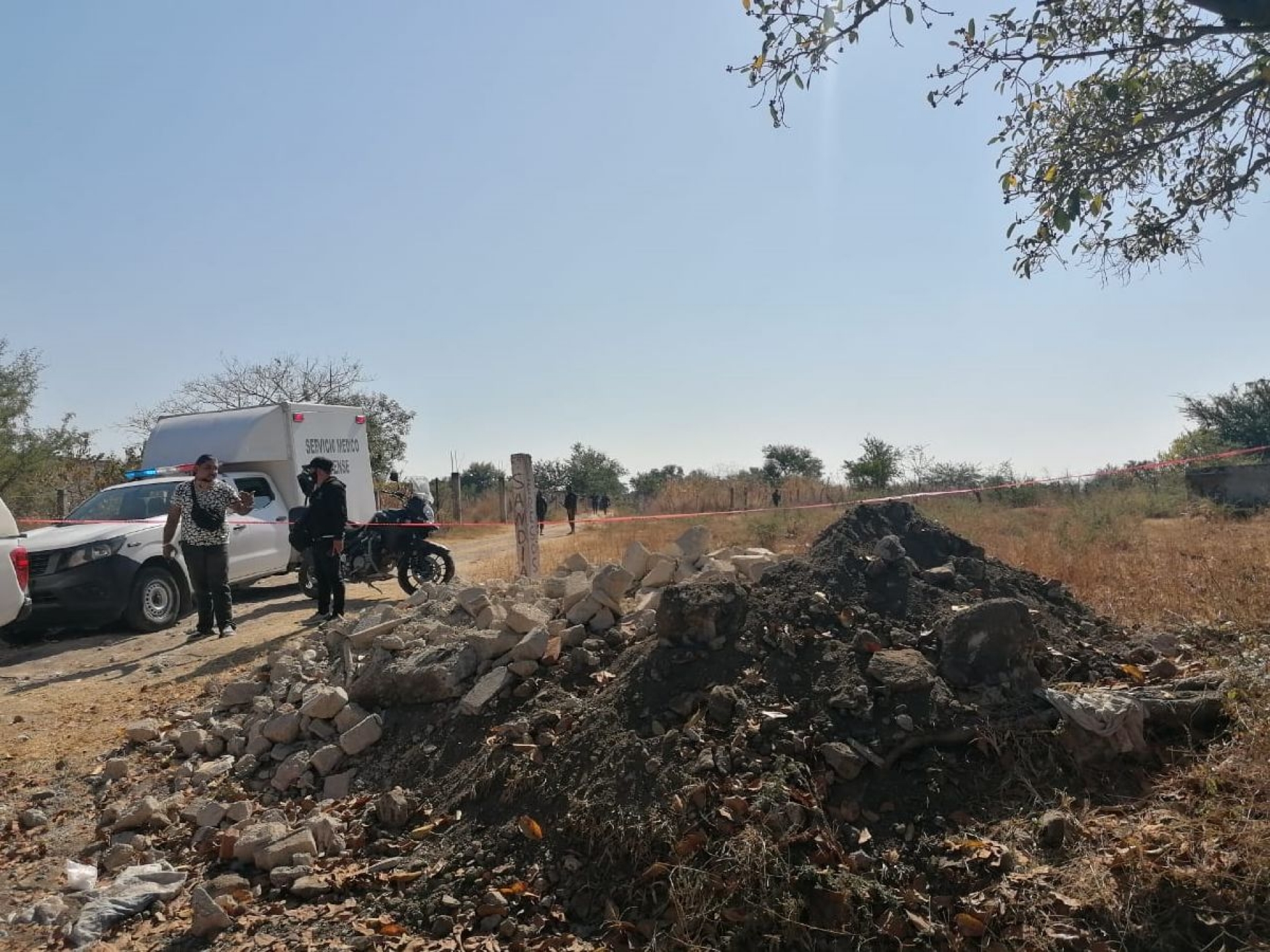Hallan sin vida a un hombre envuelto en una cobija