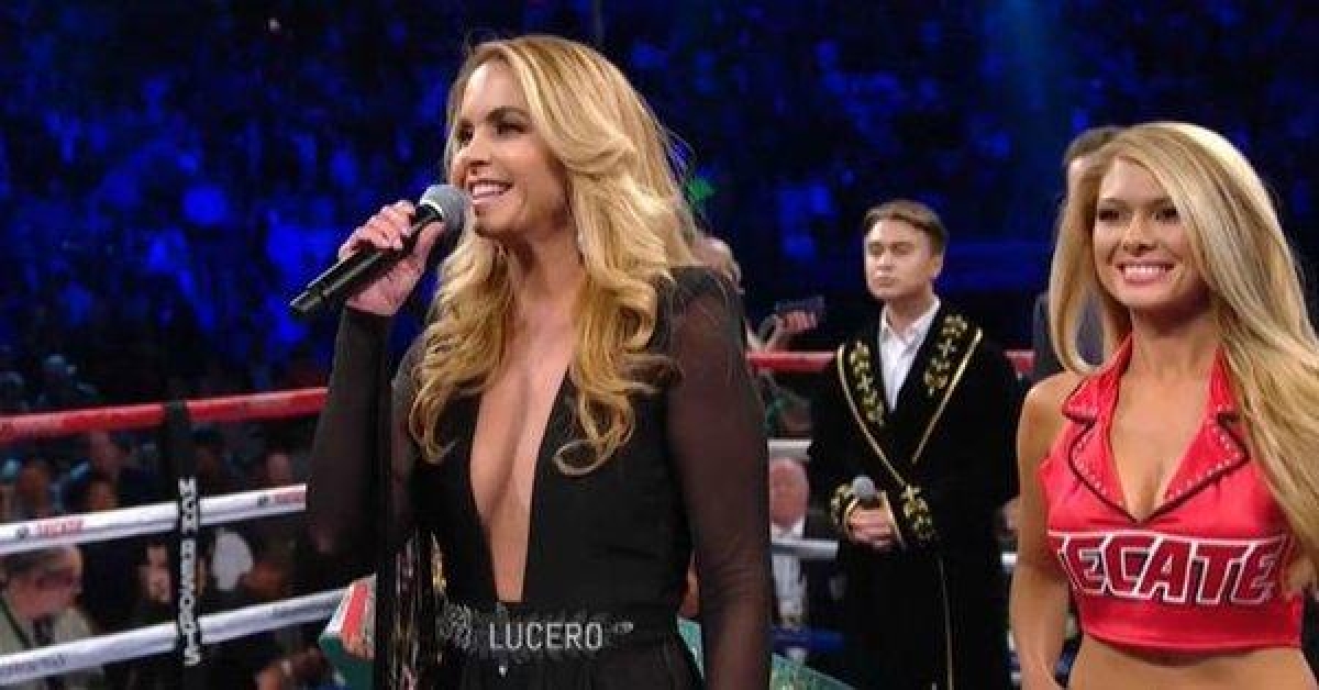 Con gran escote y algunas dudas, cantó Lucero el Himno Nacional