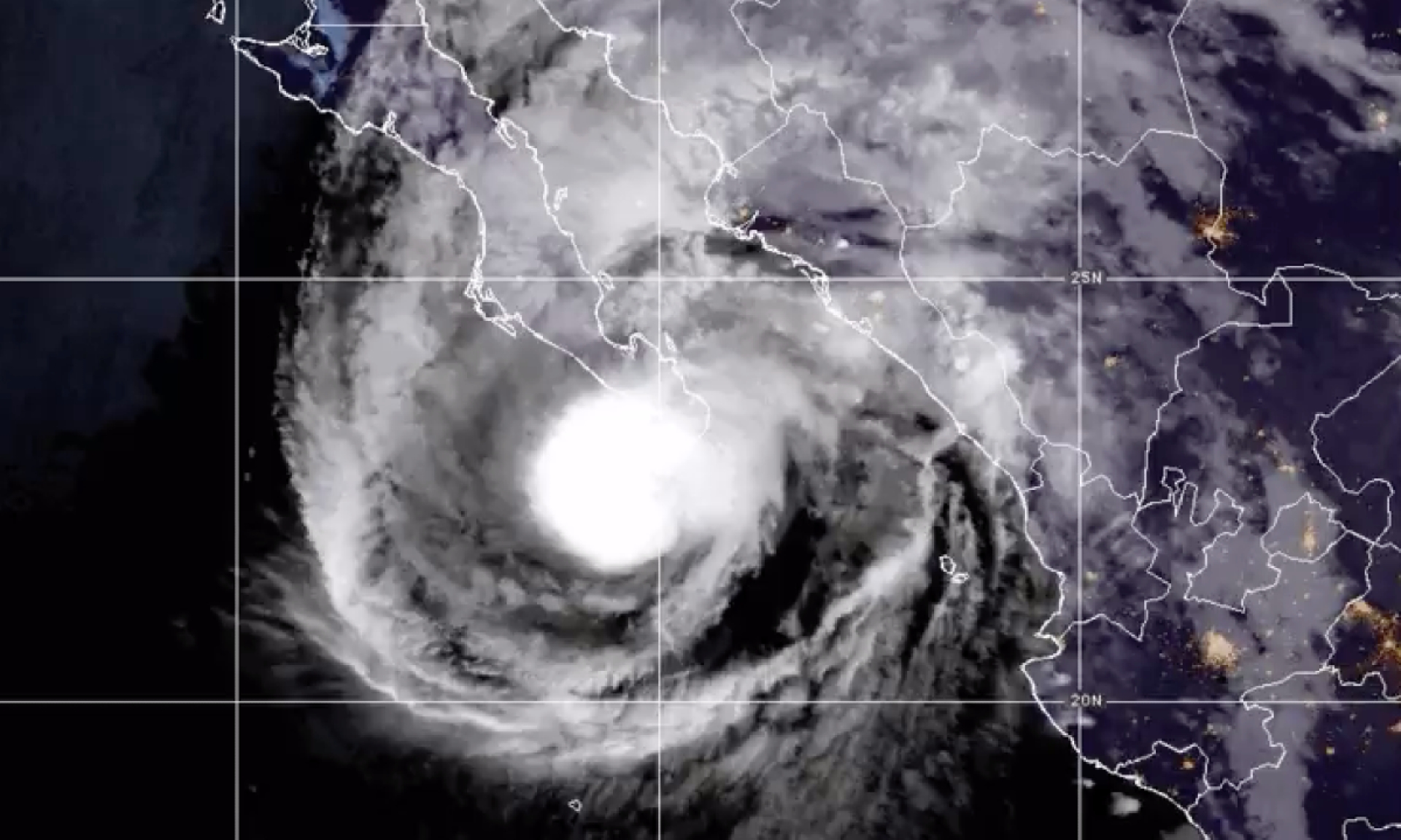 Huracán 'Norma' toca tierra en Baja California Sur