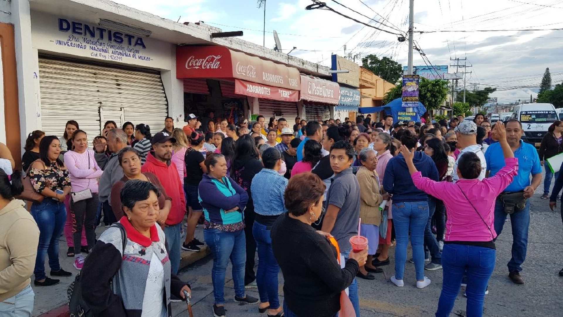 Protestan padres de familia de primaria de Cuautla por falta de servicios