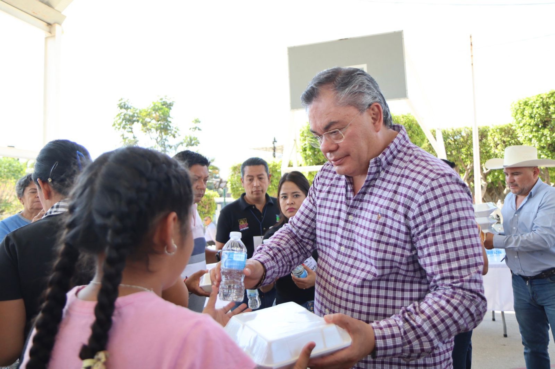 Encabeza alcalde de Jiutepec octava jornada del programa 'Comedor comunitario rodante'