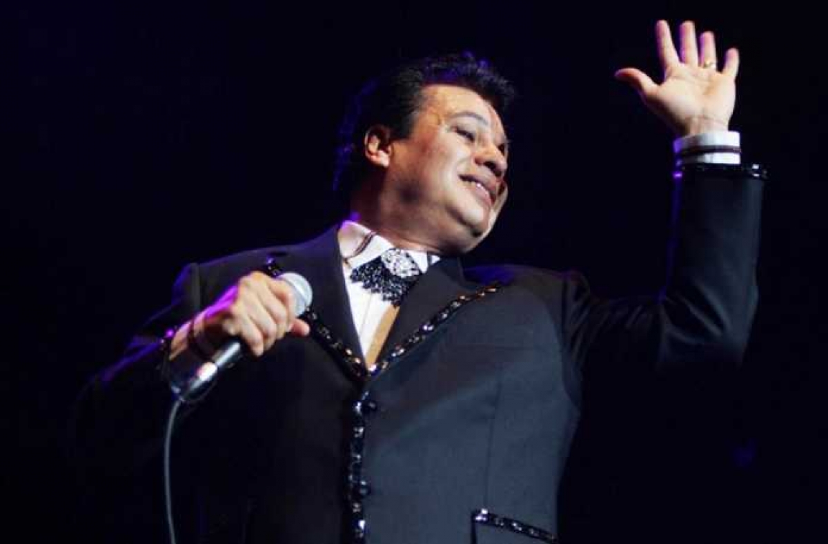 Juan Gabriel responde a criticas por no tener redes sociales con la canción “No tengo WhatsApp”