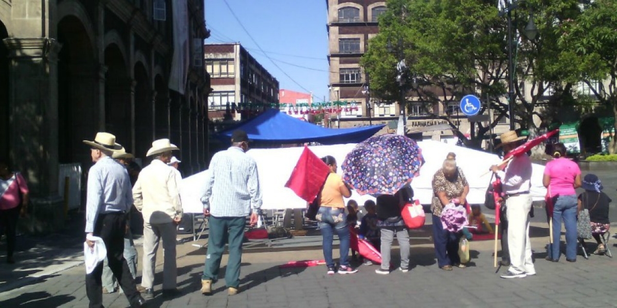 Retornan antorchistas al plantón en calle del centro de Cuernavaca