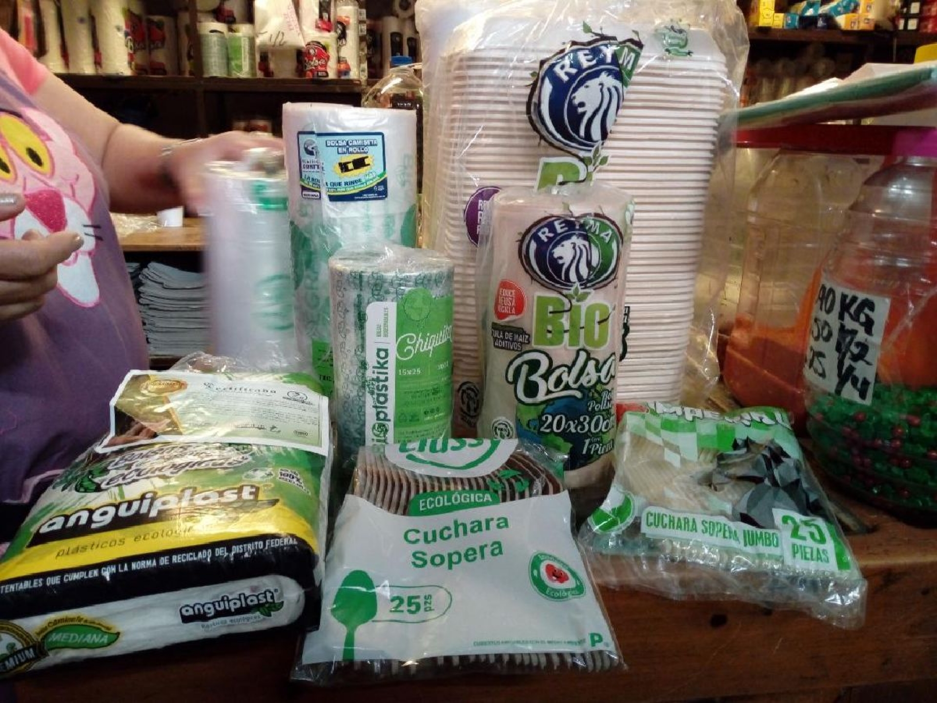 Bajan las ventas de productos de unicel y plástico en Cuautla