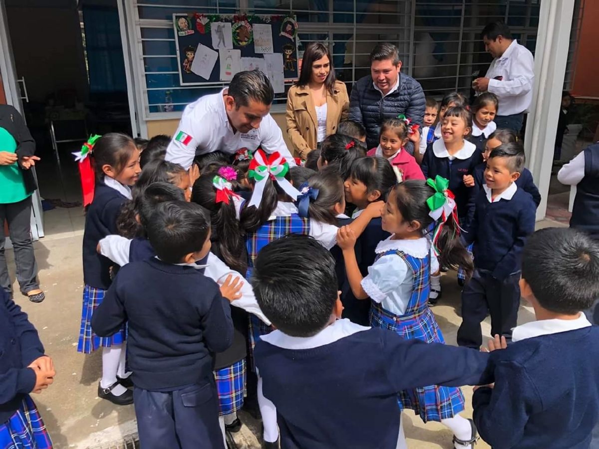 Entrega alcalde obras en escuelas de Tetela del Volcán