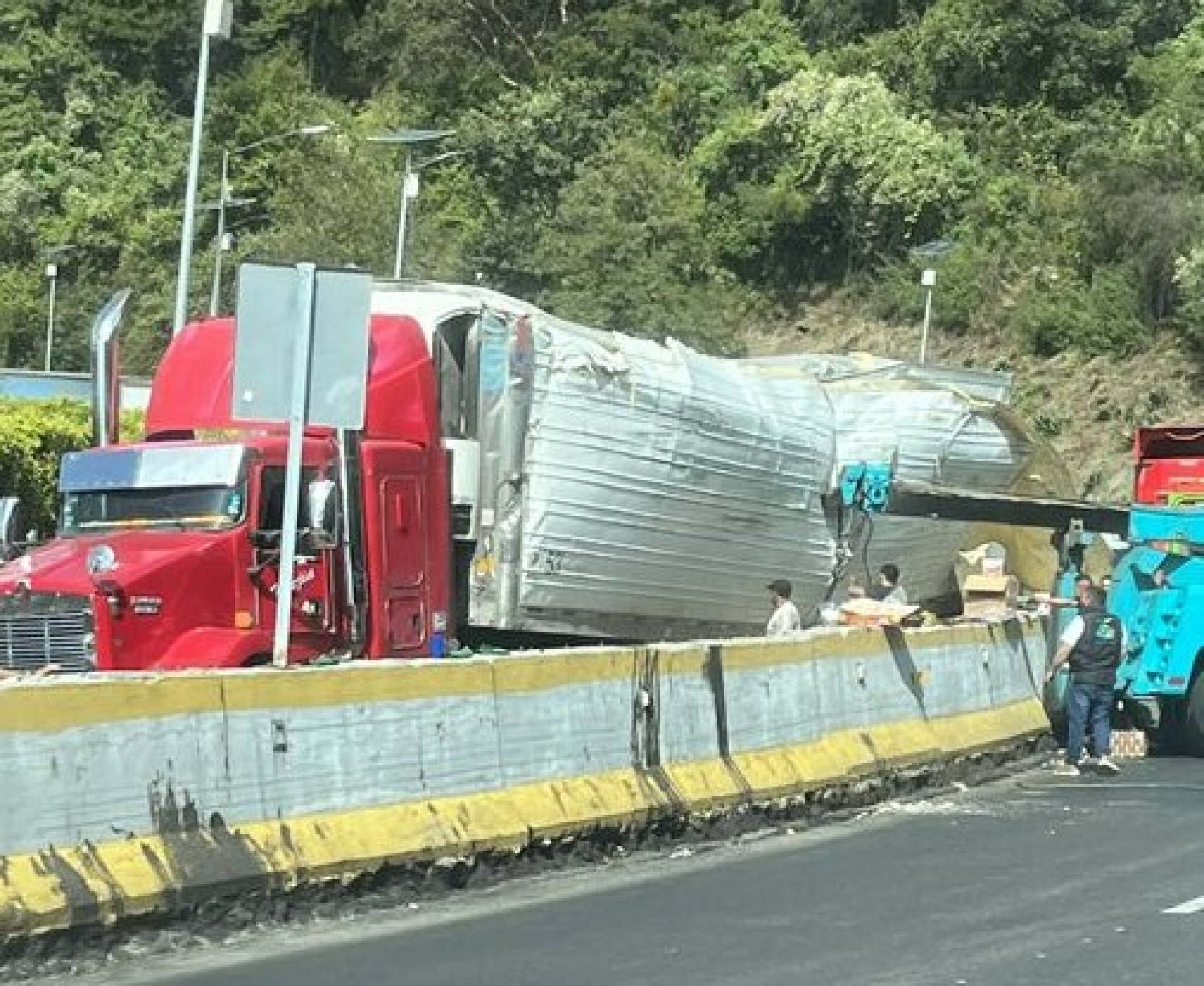 Continúan maniobras para retirar tráiler que volcó en 'La Pera'